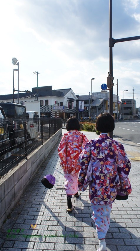 日本美食 京都 くら寿司二条店kura Sushi 藏壽司 京都地鐵二条站附近的平價迴轉壽司平民美食未稅一皿100日圓吃五盤可以抽扭蛋好吃又好玩 門口也有很多扭蛋機喔 晴天散步